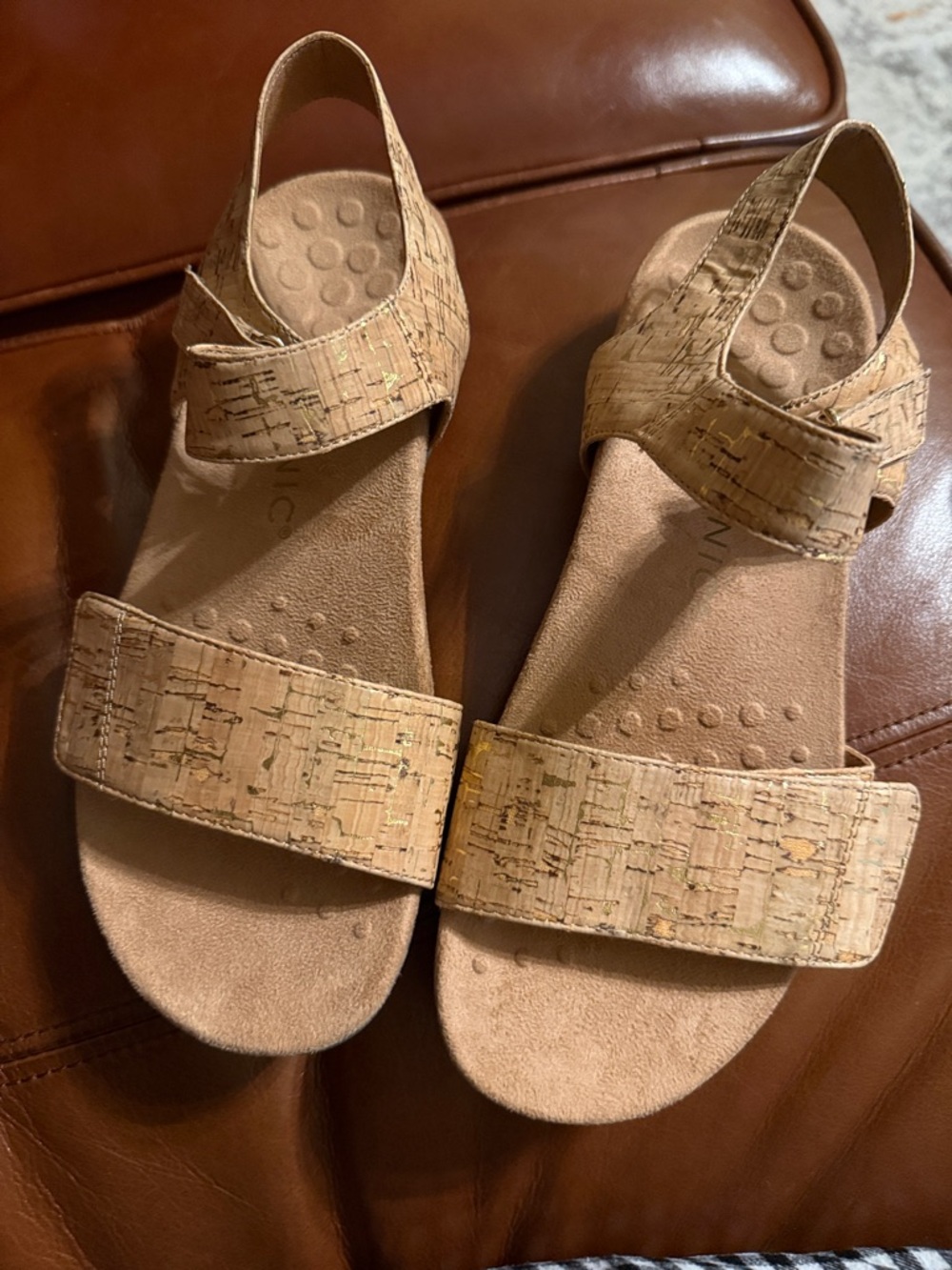 Vionic comfort sandals. Cork with gold accents.
Only worn a few times. Nice!